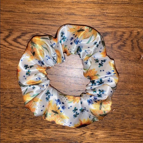 A’s Creations Accessories - 𝐃𝐚𝐢𝐧𝐭𝐲 𝐒𝐮𝐧𝐟𝐥𝐨𝐰𝐞𝐫 𝐒𝐜𝐫𝐮𝐧𝐜𝐡𝐢𝐞